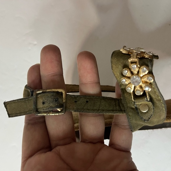 Women’s Olive Green Rhinestone Flower Sandals Size 7 Flat Ankle Strap Boho Chic - Picture 2 of 7